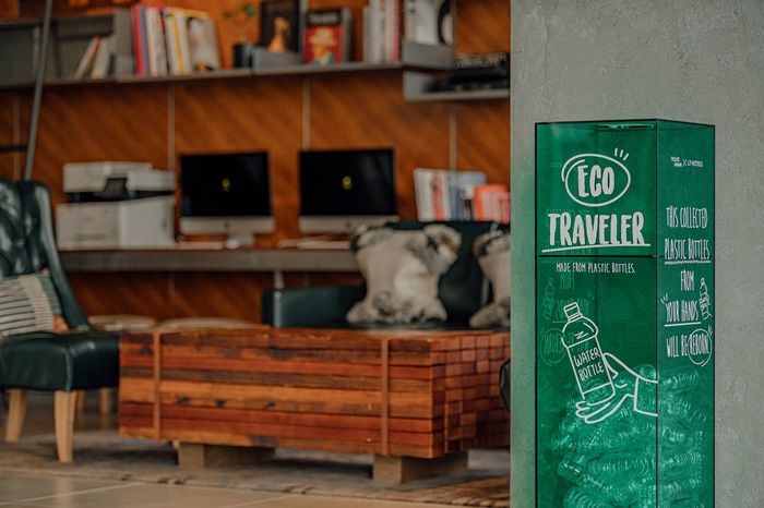 L7호텔은 에코패션 브랜드 ‘플리츠마마(PLEATS MAMA)’와 함께 국내 호텔업계 최초로 투숙객들이 사용한 페트병을 재활용해 가방을 만드는 ‘에코 트래블러(Eco Traveler)’ 프로젝트를 3월 16일부터 시작한다고 밝혔다. / 롯데호텔