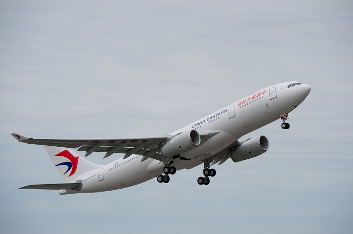 중국동방항공이 계약직 한국인 승무원 73명에 대해 계약 해지를 통보해 논란이 일고 있다. 사진은 중국동방항공 항공기 A330-200. / 에어버스 홈페이지 갈무리