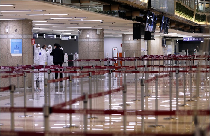 지난 10일 오후 서울 강서구 김포공항 국제선 청사가 방역업체 관계자들만 모습을 보이며 한산하다. / 뉴시스
