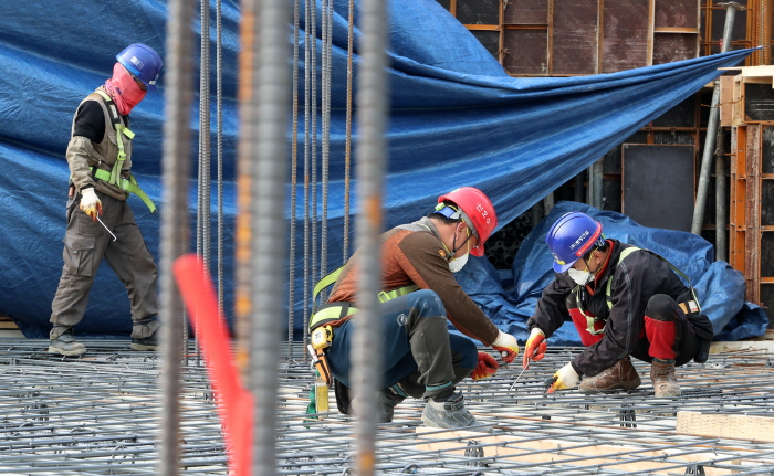 고용노동부가 건설현장 근로자의 처우 개선에 나선다./뉴시스
