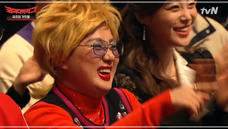 관객석에서 개그코너를 보고 웃는 박나래의 모습 / tvN '코미디빅리그' 방송화면