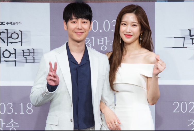 로맨스 케미를 선보일 (사진 좌측부터) 김동욱과 문가영 / MBC 제공