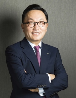미래에셋 박현주(사진) 회장이 나눔을 통해 ‘배려가 있는 자본주의’를 실천하고 있어 관심이 집중되고 있다.