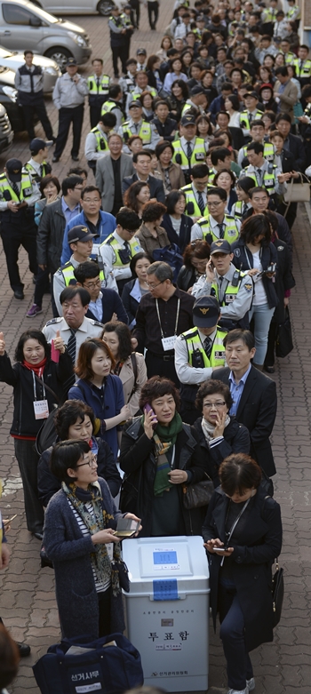 제20대 국회의원 선거일인 2016년 4월 13일 오후 서울 광진구 동국대학교 사범대학 부속여자고등학교 체육관에 마련된 국회의원선거 개표소 앞에서 투표함 접수를 위해 투표관리관과 경찰들이 대기하고 있다.