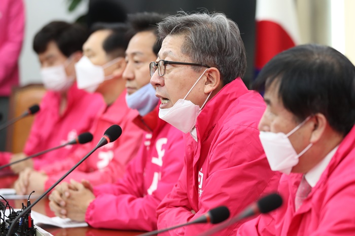 박형준 미래통합당 공동선대위원장이 24일 서울 여의도 국회에서 열린 선거전략대책회의에서 발언을 하고 있다. /뉴시스