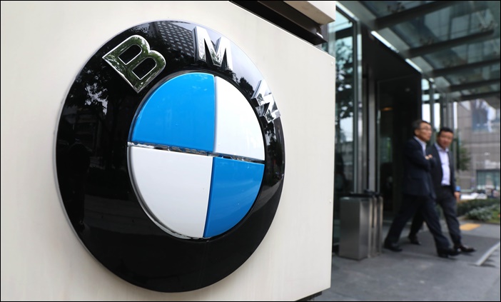 BMW가 주행 센서 오작동 문제를 놓고 소비자와 진실공방에 휘말렸다. / 뉴시스