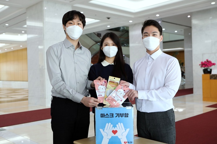 농심은 임직원과 회사가 함께 모은 소아용 마스크 2,100여장을 한국백혈병소아암협회에 기부했다고 밝혔다.  / 농심