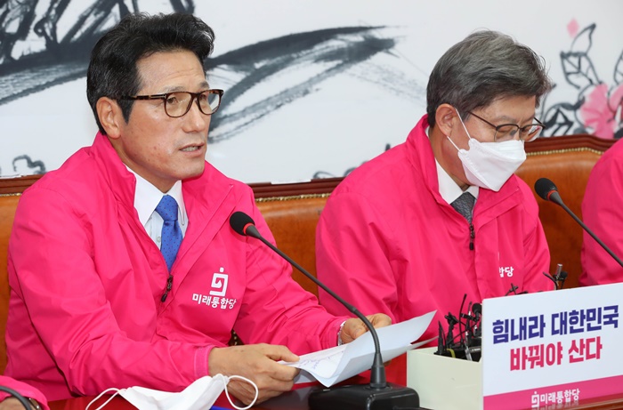 정병국(왼쪽) 미래통합당 의원이 27일 서울 여의도 국회에서 열린 선거대책위원회 전략회의에서 발언하고 있다. /뉴시스