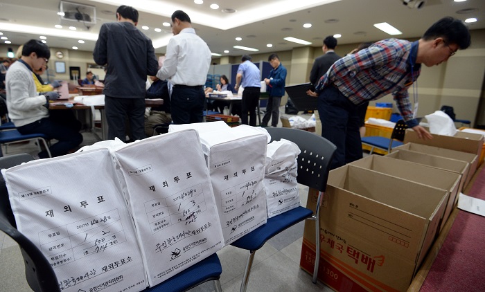 지난 2017년 5월 2일 인천 중구 공항동로 국제우편물류센터에서 직원들이 제19대 대통령선거 재외투표 우편물을 접수하고 있다./뉴시스