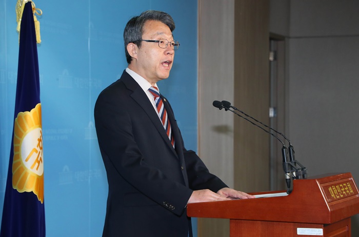 김성식 의원이 지난 3일 서울 여의도 국회 정론관에서 기자회견을 열고 4.15 총선 관악구갑 무소속 출마 선언을 하고 있다.