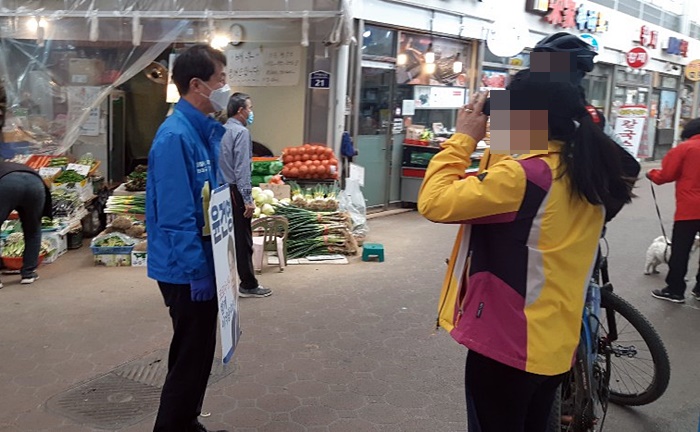 윤건영 더불어민주당 구로을 후보가 13일 남구로 시장 뚜벅이 유세를 하고 있다. /사진=권신구 기자