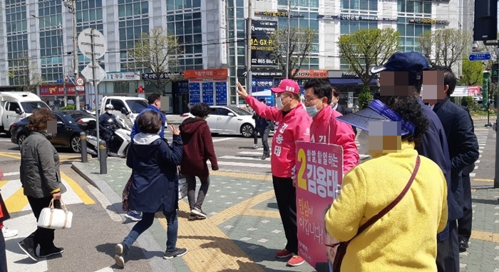 김용태 미래통합당 구로을 후보가 13일 구로구청 앞 사거리에서 시민들에게 인사를 하고 있다. /사진=권신구 기자