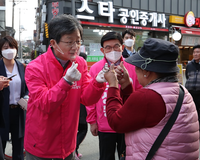 미래통합당 유승민(왼쪽) 의원이 제21대 국회의원선거(4.15 총선) D-13이자 공식 선거운동 시작일인 지난 2일 오후 서울 마포구 망원시장에서 마포을 김성동(가운데) 후보 지원유세를 하고 있다. /뉴시스