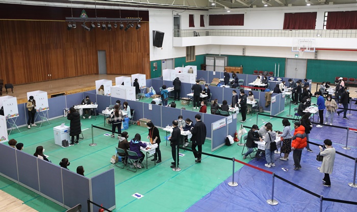 제21대 국회의원 선거일인 15일 오후 서울 송파구 잠전초등학교 잠전체육관 투표소에서 유권자들이 투표하기 위해 줄서 기다리고 있다. /뉴시스