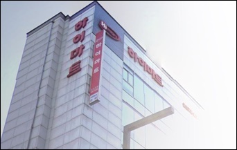 롯데하이마트가 온라인 개학으로 원격학습에 필요한 노트북 100대를 저소득 가정 아동에 기증했다. / 네이버 지도