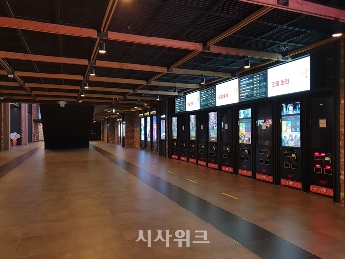 ​코로나19 여파로 관객의 발길이 끊긴 서울의 한 영화관. /시사위크​