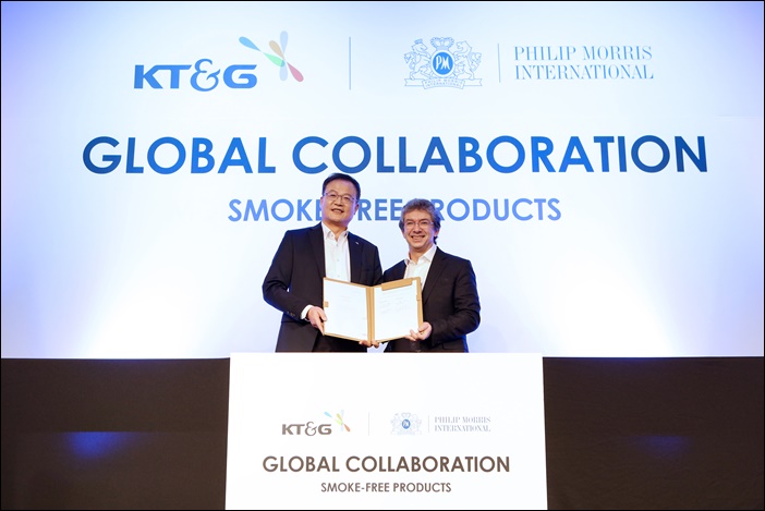 KT&G와 PMI는 지난 1월 KT&G 전자담배 ‘릴’ 시리즈의 제품 공급계약을 체결했다. 사진은 백복인 KT&G 사장과 칼란조풀로스 PMI 회장이 기념사진을 촬영하는 모습 / KT&G