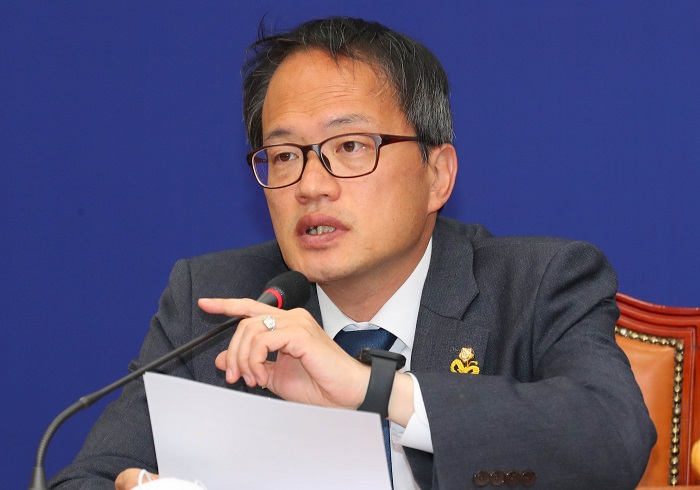 박주민 더불어민주당 최고위원이 22일 국회에서 열린 최고위원회의에 참석해 현안관련 발언을 하고 있다./뉴시스