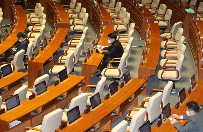 지난달 3일 서울 여의도 국회에서 열린 제376회국회(임시회) 제6차 본회의 '경제 분야 대정부질문'에서 의원들의 질문과 국무위원들의 답변이 이어지는 가운데 이석한 의원들이 많아 빈자리가 많다. /뉴시스