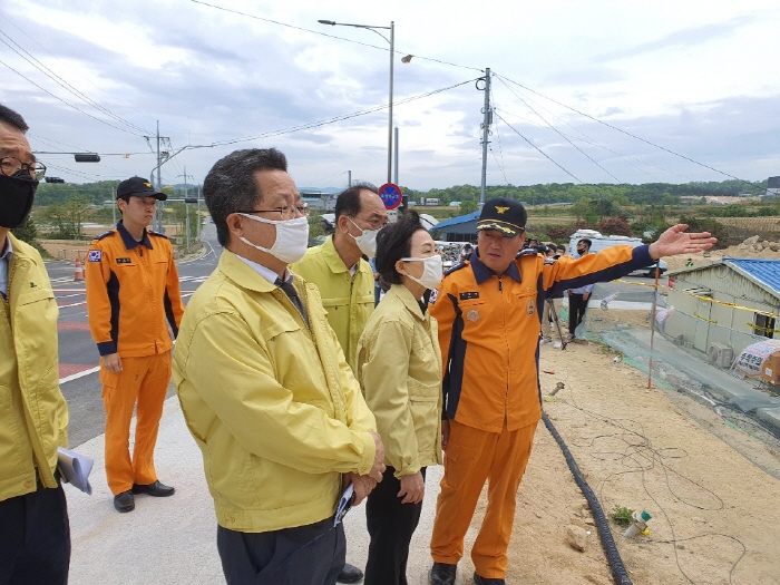 김현미 국토교통부 장관이 이천 물류창고 화재 현장을 찾아 건설안전특별법을 제정하겠다고 밝혔다./뉴시스