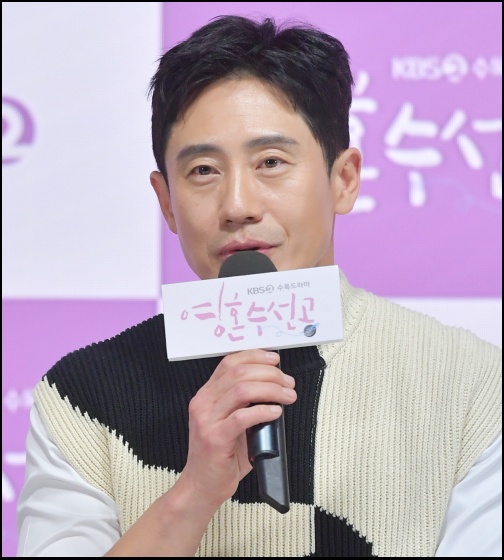 '영혼수선공'을 통해 9년 만에 의사가운을 다시 입게 된 신하균 / KBS2TV 제공