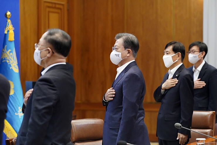 문재인 대통령이 22일 청와대 본관에서 열린 제5차 비상경제회의에 참석해 국민의례를 하고 있다. /청와대
