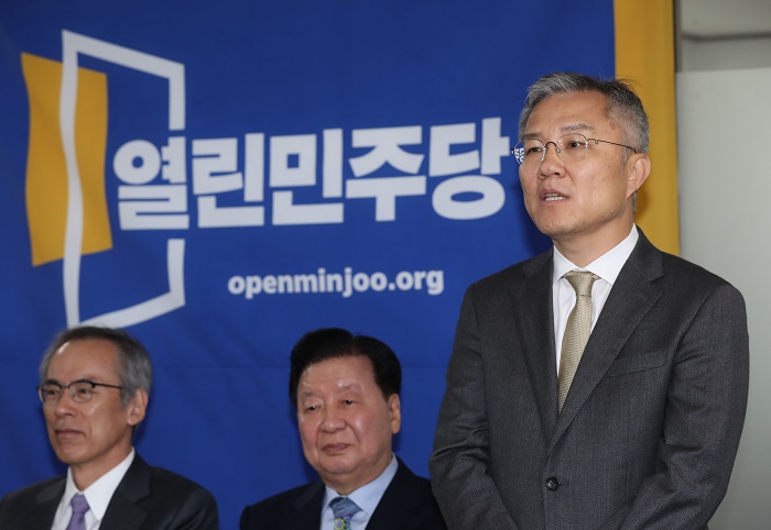 최강욱 열린민주당 신임 대표가 지난 12일 서울 여의도 당사에서 당대표 인사를 하고 있다./뉴시스