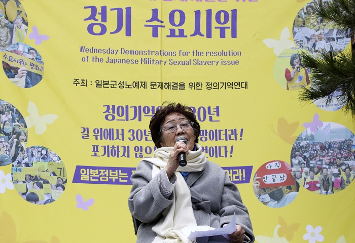 제1421차 일본군 성노예제 문제 해결을 위한 정기 수요시위가 열린 지난 1월 8일 서울 종로구 옛 주한일본대사관 앞에서 위안부 피해자 이용수 할머니가 발언을 하고 있다./뉴시스