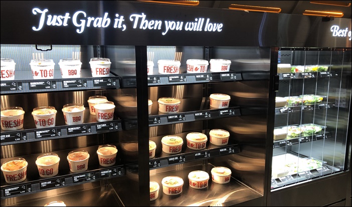 지난 14일 비비큐가 업계 최초로 선보인 '그랩 앤 고' 시스템이 도입된 '용산 아이파크몰점'에 조각 치킨과 샌드위치, 샐러드가 각각 온장고와 냉장고에 진열돼 있다. / 사진=범찬희 기자