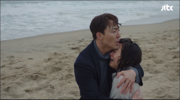 김윤기가 지선우를 바다에서 구해내는 장면 / JTBC '부부의 세계' 방송화면