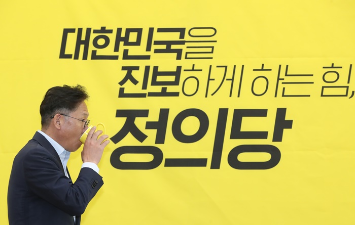 배진교 정의당 원내대표가 지난 14일 서울 여의도 국회에서 이기우 국회의장 비서실장으로부터 예방을 받고 있다. /뉴시스