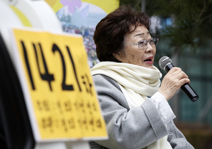 제1421차 일본군 성노예제 문제 해결을 위한 정기 수요시위가 열린 지난 1월 8일 서울 종로구 옛 주한일본대사관 앞에서 위안부 피해자 이용수 할머니가 발언을 하고 있다./뉴시스