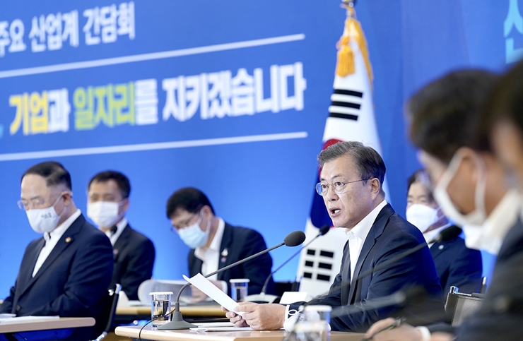 문재인 대통령이 21일 서울 강남구 한국무역협회에서 열린 ‘위기극복을 위한 주요 산업계 간담회’에 참석해 발언하고 있다. /청와대