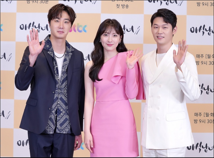 (사진 좌측부터) 정일우, 강지영, 이학주 주연의 JTBC 새 월화드라마 '야식남녀' / JTBC 제공