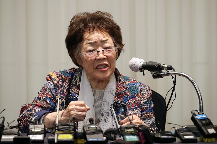 일본군 위안부 피해자인 여성인권운동가 이용수 할머니가 지난 25일 오후 대구 수성구 한 호텔에서 기자회견을 하고 있다./뉴시스