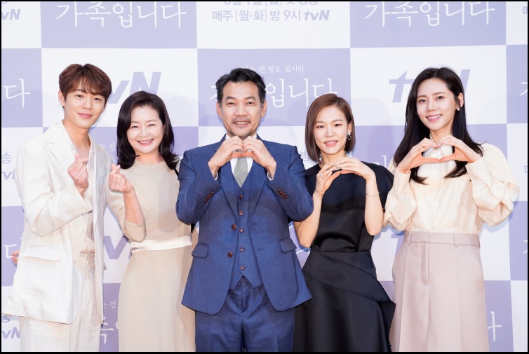 실제 가족 같은 케미로 기대감을 자아내는 (사진 좌측부터) 신재하, 원미경, 정진영, 한예리, 추자현 / tvN 제공