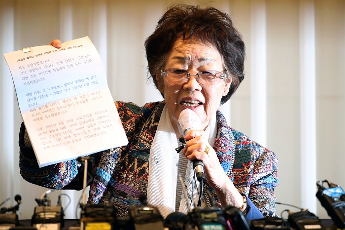 일본군 위안부 피해자인 여성인권운동가 이용수 할머니가지난 25일 오후 대구 수성구 인터불고호텔에서 기자회견을 하고 있다./뉴시스