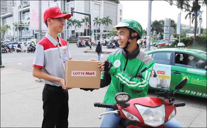 롯데마트가 주요 해외시장인 베트남에서 선보인 배송 서비스인 '스피드 엘' 강화를 위해 동남아의 우버라 불리는 '그랩'과 협업을 진행하고 있다. / 롯데마트