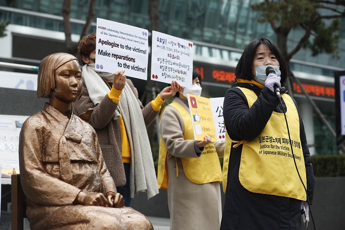 제1428차 정기수요시위가 온라인으로 생중계된 지난 2월 26일 오후 서울 종로구 옛 일본대사관 앞에서 윤미향 정의기억연대 이사장이 경과보고를 하고 있다./뉴시스