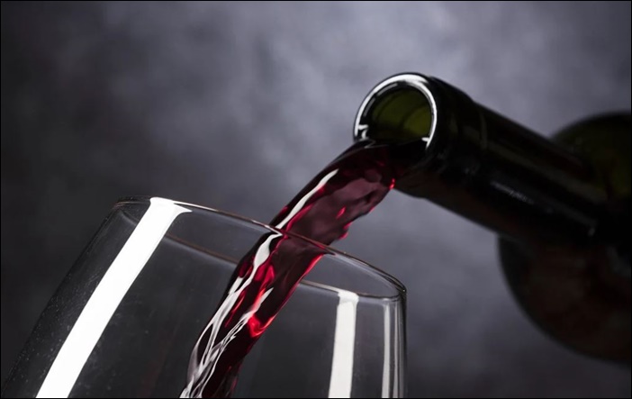 수십만원대 명품 와인에서부터 예약 판매까지 도입되며 편의점의 와인 서비스가 다양해지고 있다.