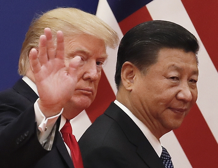 도널드 트럼프 미국 대통령이 주요 7개국(G7) 정상회의에 한국 등을 초청하고 싶다고 밝혔다. 사진은 지난 2017년 11월 9일 중국 베이징의 인민대회당에서 중국을 방문한 트럼프 대통령(왼쪽)이 시진핑(習近平) 중국 국가주석과 나란히 걷고 있는 모습. /AP-뉴시스