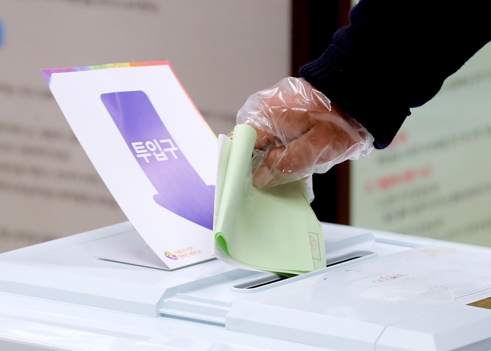 제21대 국회의원 선거일인 15일 오전 제주시 노형동 제4투표소에서 한 유권자들의 투표가 이어지고 있다. /뉴시스