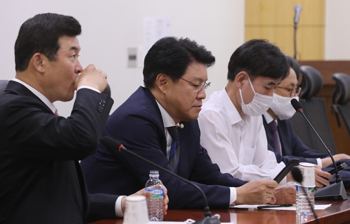 미래통합당 장제원(가운데) 의원 등 3선 의원들이 지난 5월 26일 서울 여의도 국회 의원회관에서 회동을 갖고 있다. /뉴시스
