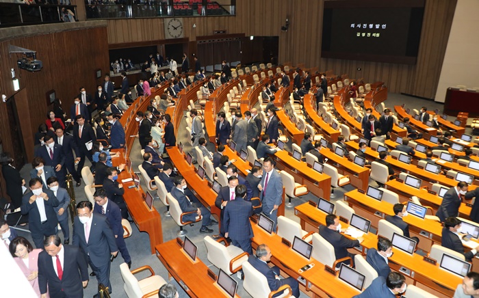 미래통합당 의원들이 5일 서울 여의도 국회에서 열린 21대 첫 본회의에서 항의 후 본회의 장을 빠져나가고 있다. /뉴시스