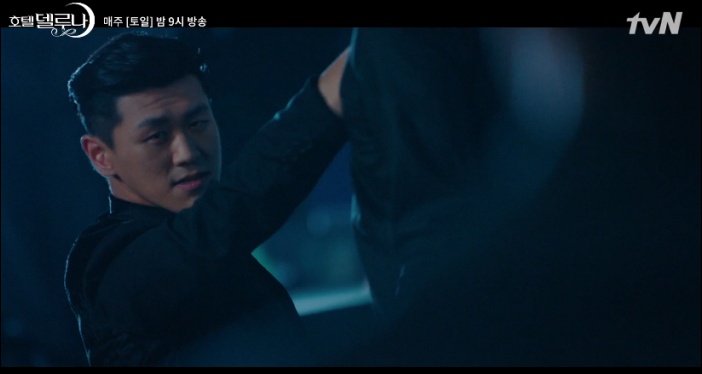 묵직한 매력을 자아내는 강홍석 / tvN '호텔델루나' 방송화면