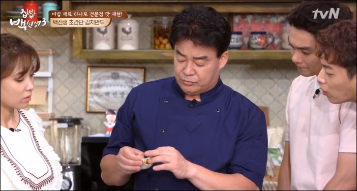 손쉬운 집밥 요리 레시피 전수로 시청자들의 사랑을 받은 백종원 / tvN '집밥백선생2' 방송화면