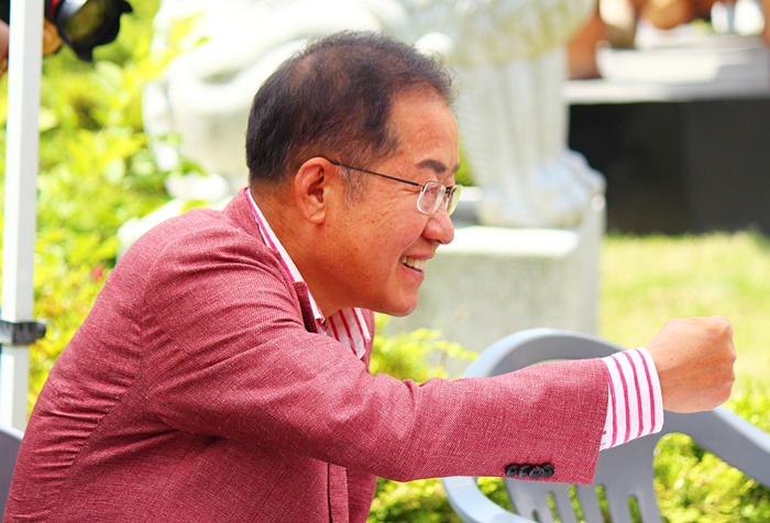 홍준표 무소속 의원이 지난달 5월 30일 오전 대구 동구 도학동 팔공산 동화사에서 열린 '부처님오신날' 봉축 법요식에 참석해 인사하고 있다. /뉴시스