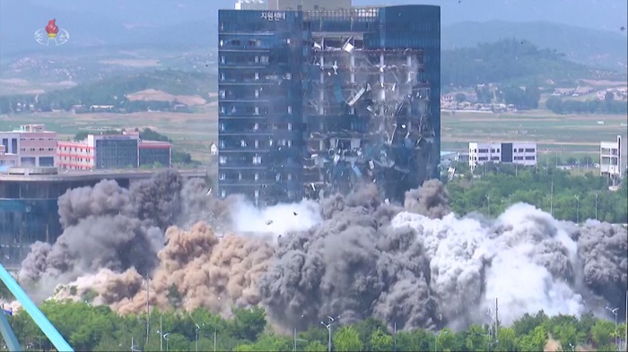 조선중앙TV가 개성 남북공동연락사무소를 폭파하는 장면을 17일 보도하고 있다./뉴시스(사진=조선중앙TV 캡쳐)
