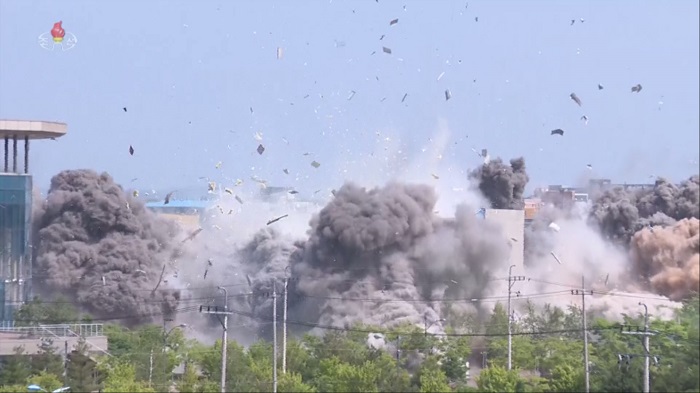 조선중앙TV가 개성 남북공동연락사무소를 폭파하는 장면을 지난 17일 보도하고 있다. /뉴시스(사진=조선중앙TV 캡쳐)