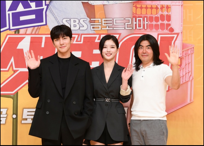 19일 열린 '편의점 샛별이' 제작발표회에 참석한 (사진 좌측부터) 지창욱, 김유정, 이명우 감독의 모습이다. /SBS 제공